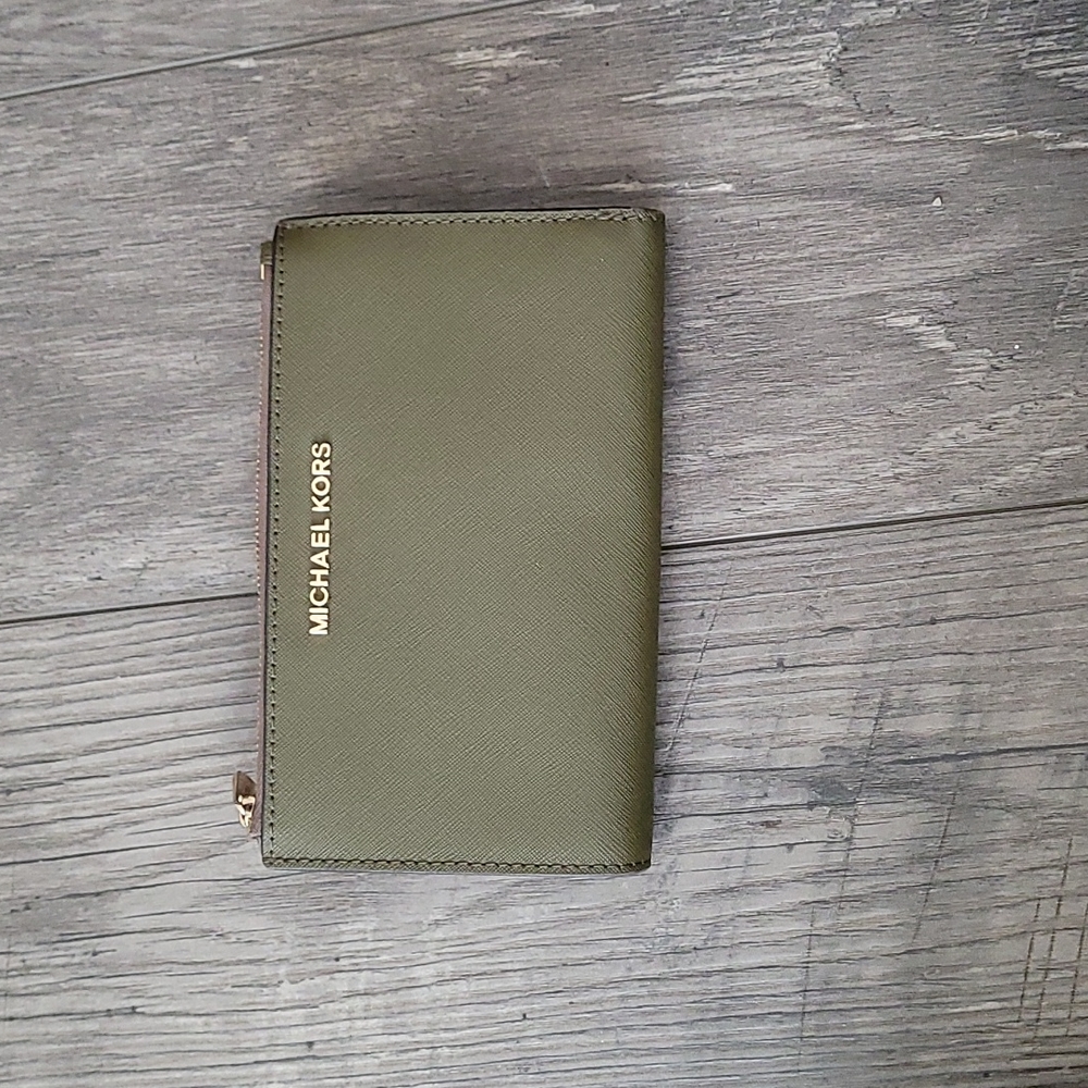 Like NEW MICHAEL KORS Wallet